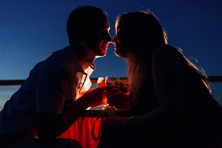 恋人在浪漫的约会中互相享受, 喝着酒