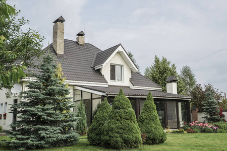 在美丽的天空下的私人房子和花园照片