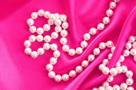 光滑优雅的红色丝绸背景，珍珠