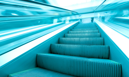 现代商务自动扶梯绿色台阶的视角