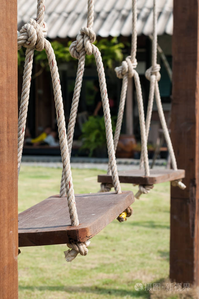 绳索悬挂的木质秋千