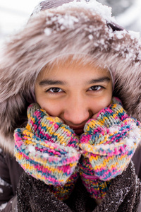 美丽的中东女孩在雪