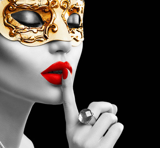黑色背景下的金色假面狂欢节面具女人照片