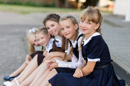 学校校服的女生在学校附近休息