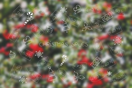 圣诞销售被降低的价格标签和装饰品包围