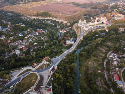 卡米亚奈城堡在乌克兰的鸟瞰图。坐落在风景如画的大自然中具有历史意义的城市的卡米亚奈，乌克兰的堡垒