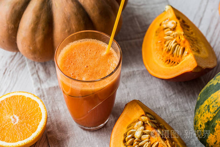 南瓜鲜果汁成分白色木制背景上排毒健康饮料特写