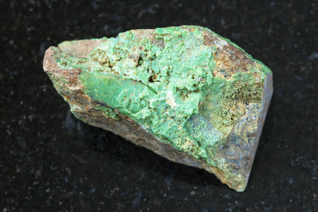 粗 garnierite 镍矿石 石在黑暗照片