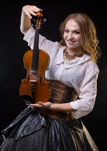 快乐的年轻女孩拿着小提琴