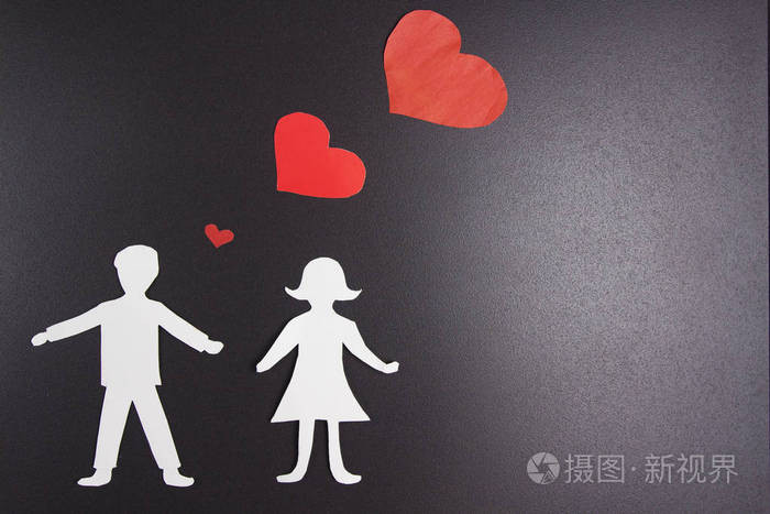 男人和女人的爱在黑色的背景下他们的红桃恋人的纸剪影情人节的概念