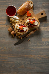 美味的早餐与三明治, 草莓和坚果在木板切割板, 顶部查看与复制空间