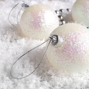 圣诞装饰品雪中的球和珠子