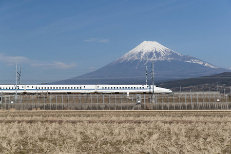 东海道新干线与山富士在后面。新干线, 日本高速铁路线网