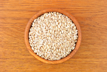 大麦籽粒碗里图片