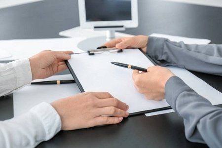 处理文档的办公室员工照片