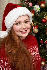女孩打扮成圣诞老人在圣诞节装饰在家。新年前夕和寒假概念