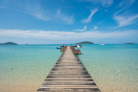 在泰国普吉岛的木质码头与小船。夏天, 旅行, Vacat