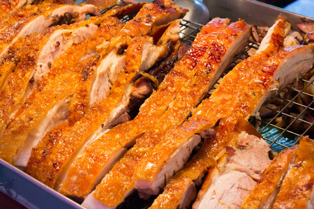 在市场香蕉烧烤关闭了泰国烤脆皮猪肉在芭蕉叶上照片