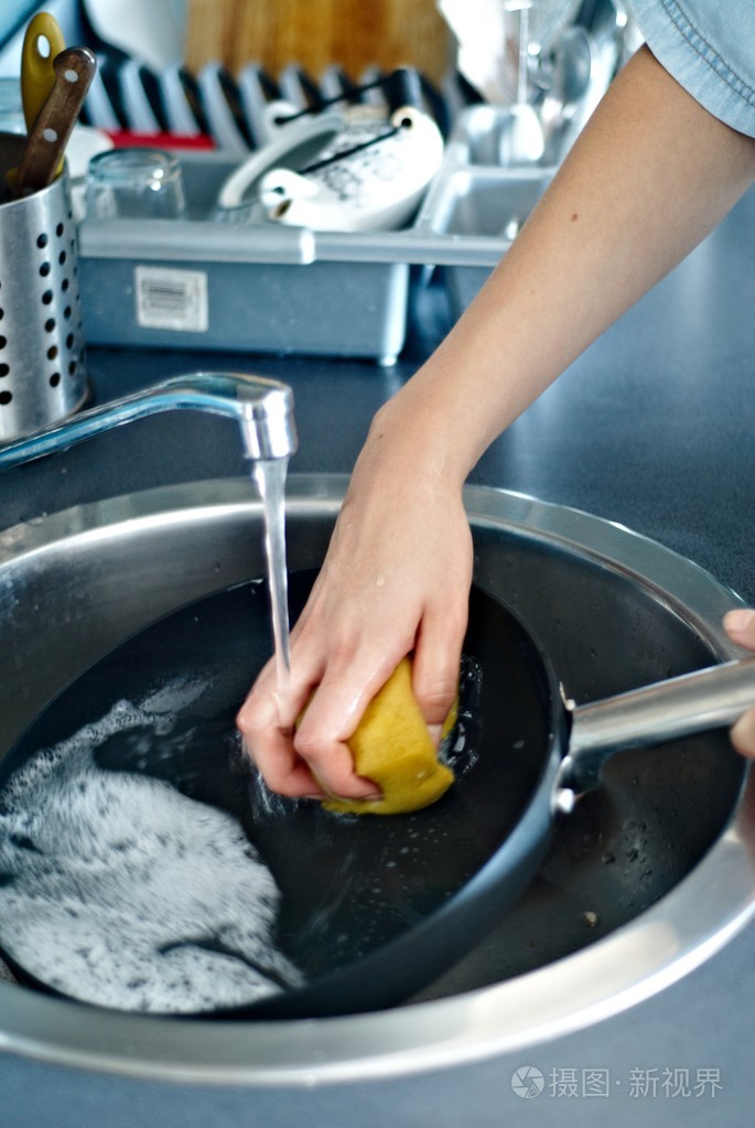 洗碗照片-正版商用图片03b3vu-摄图新视界