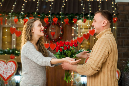 情人节男生给女生送花图片