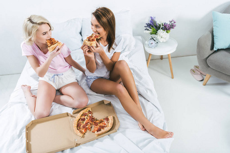 女孩花时间在一起, 在卧室里吃披萨
