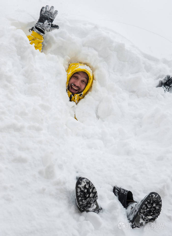 成年男子在大风雪中玩得开心
