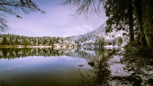 第一场雪在山下湖