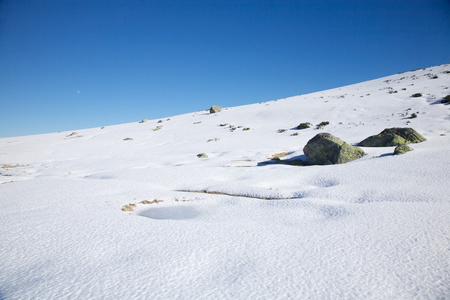 雪坑和岩石图片