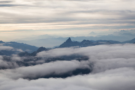 崎岖的加拿大山风景