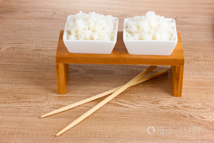 两碗米饭和筷子