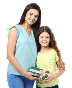 年轻女子和她的女儿在白色背景礼品盒。母亲节庆典