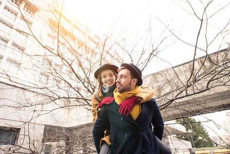 女骑男英俊的男人给快乐的女朋友骑背照片