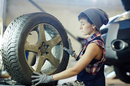 维修服务工人要更换汽车轮胎