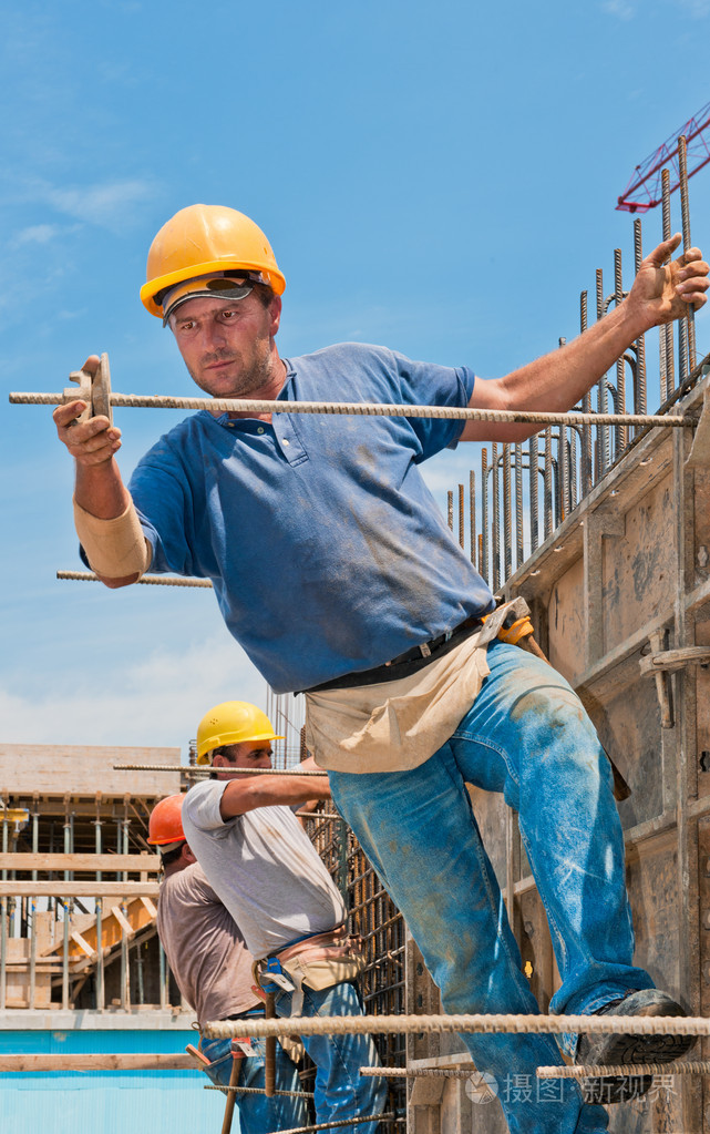 建筑工人安装模板框架