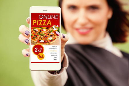 在屏幕上显示手机与比萨店应用的妇女