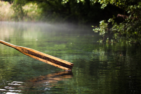 木桨在飘渺的水图片