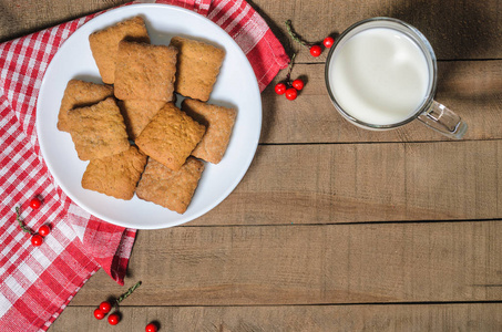 在圣诞节装饰的红色餐巾纸上的饼干和牛奶, 有免费的文字空间