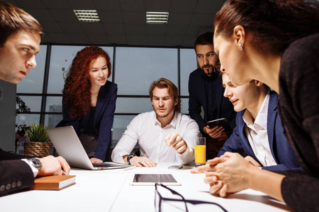 商务人在办公室做演讲照片