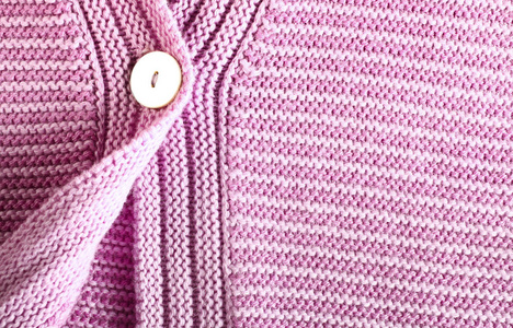 粉红色羊毛衫