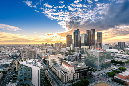 在日落时的街市地平线。洛杉矶，加利福尼亚州，美国