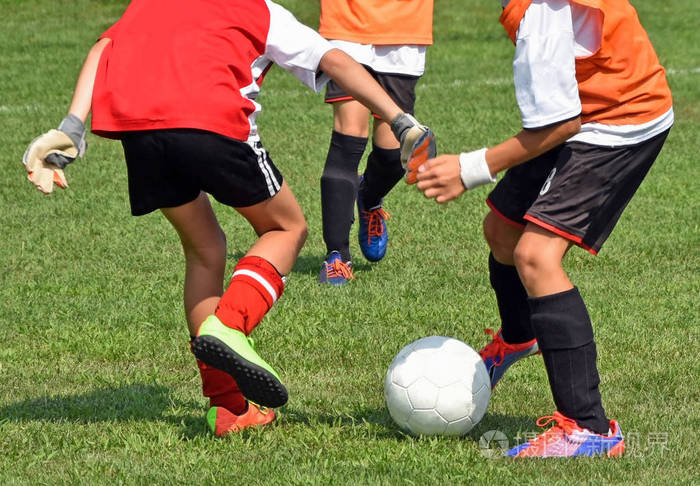 孩子们在户外踢足球照片-正版商用图片03bf74-摄图新视界