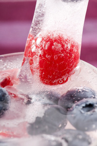 覆盆子和黑莓冻在冰棍里