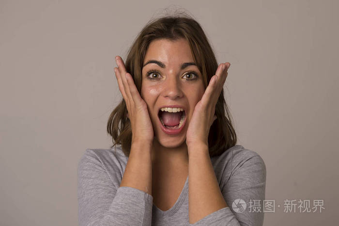 年轻迷人和美丽的女人尖叫兴奋和高兴在尼斯震惊和惊喜显示积极和有趣