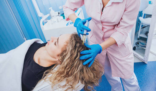 美容师和美容医学临床病人。注射