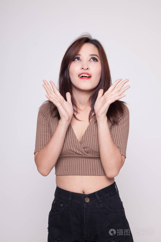 激动的年轻亚洲女人抬头