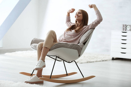 快乐的平静一天做梦快乐的年轻女人在家里放松照片