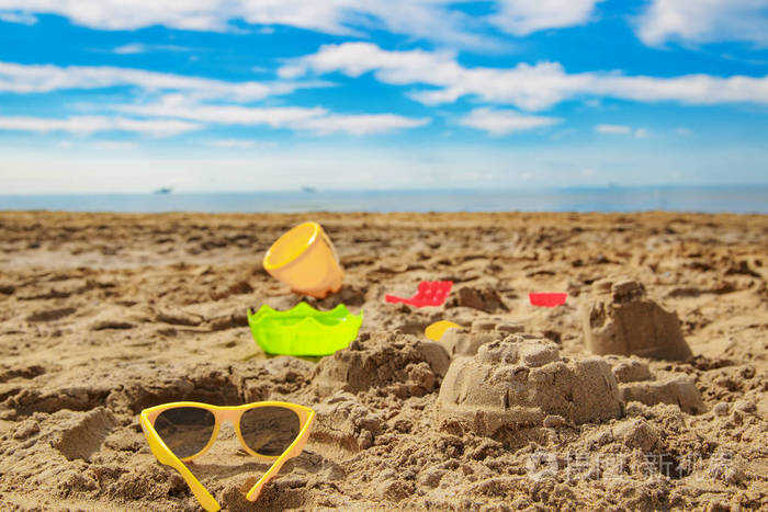 儿童玩具在海滩上的沙