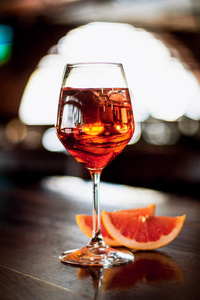 美味的酒精饮料与葡萄柚的特写照片在桌上