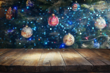 在圣诞树的装饰背景前的空表。产品显示蒙太奇