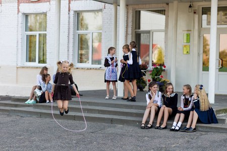 学生在学校前面的一个改变上跳绳